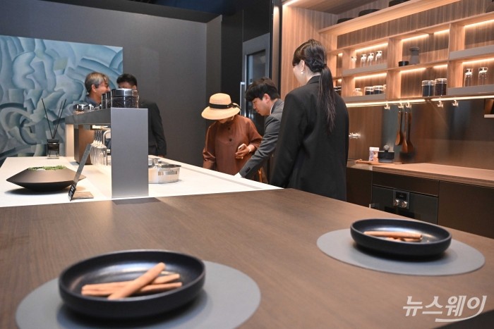HDC현대산업개발이 9일 오전 서울 용산구 베르가모 5층에서 '용산 정비창전면 제1구역' 홍보관을 열고 '더 라인 330' 거실 샘플룸을 전시하고 있다. 사진=강민석 기자 kms@newsway.co.kr