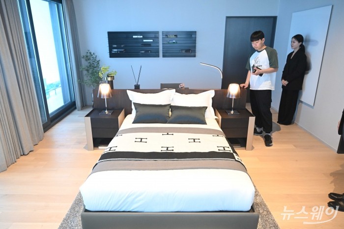 HDC현대산업개발이 9일 오전 서울 용산구 베르가모 5층에서 '용산 정비창전면 제1구역' 홍보관을 열고 '더 라인 330' 침실 샘플룸을 전시하고 있다. 사진=강민석 기자 kms@newsway.co.kr