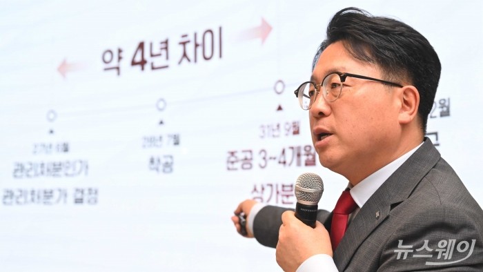 박종관 HDC현대산업개발 강북사업소장이 9일 오전 서울 용산구 베르가모 5층에서 열린 '용산 정비창전면 제1구역' 홍보관에서 '더 라인 330' 아파트를 발표하고 있다. 사진=강민석 기자 kms@newsway.co.kr