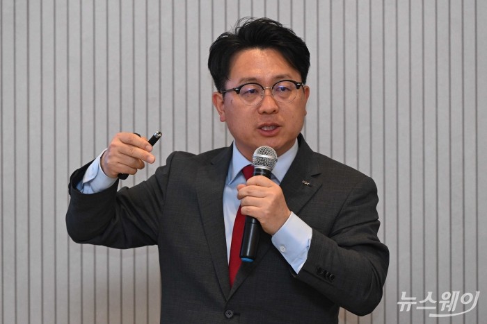 박종관 HDC현대산업개발 강북사업소장이 9일 오전 서울 용산구 베르가모 5층에서 열린 '용산 정비창전면 제1구역' 홍보관에서 '더 라인 330' 아파트를 발표하고 있다. 사진=강민석 기자 kms@newsway.co.kr