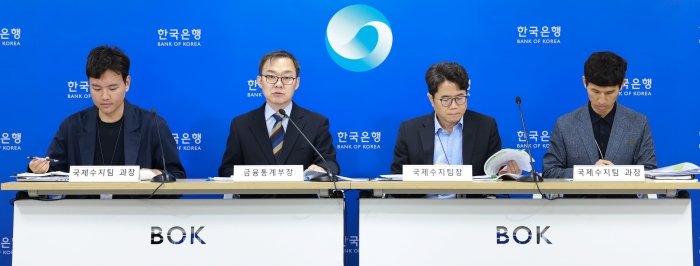 10일 오전 서울 중구 한국은행에서 개최된 '2025년 4월 국제수지(잠정) 기자설명회'. 왼쪽부터 김태호 국제수지팀 과장, 송재창 금융통계부장, 김성준 국제수지팀장, 권수한 국제수지팀 과장