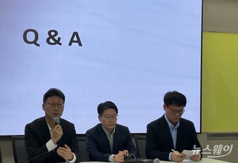 SK텔레콤, 유심 교체 700만명 육박···&quot;이달 말 영업재개·보상안 발표&quot;