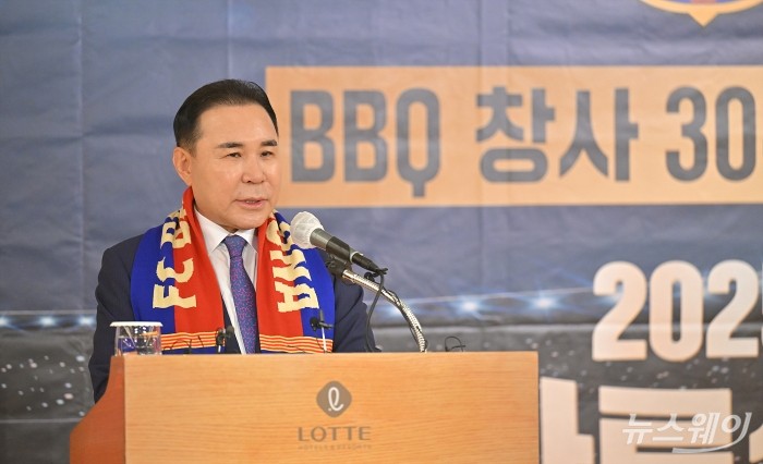 윤홍근 제네시스BBQ 회장이 10일 서울 중구 롯데호텔에서 열린 'BBQ 30주년 기념 기자 간담회'에서 스페인 명문 축구 구단 FC 바르셀로나 초청 아시아투어 서울매치를 소개하고 있다. 사진=이수길 기자 Leo2004@newsway.co.kr