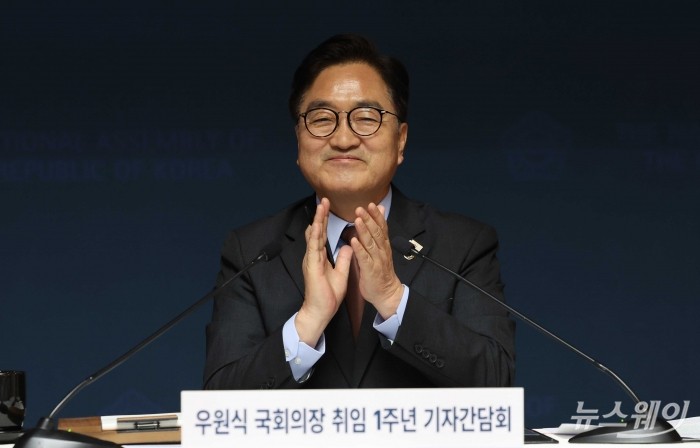 우원식 국회의장이 11일 오전 서울 여의도 국회 사랑재에서 열린 취임 1주년 기자간담회에서 박수를 치고 있다. 사진=이수길 기자 Leo2004@newsway.co.kr