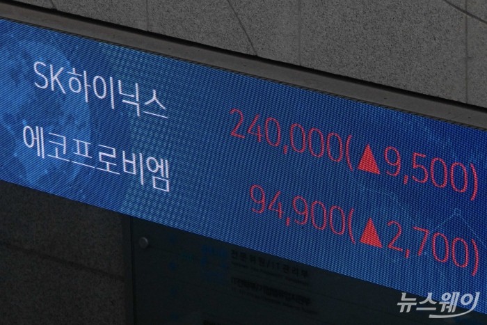 이재명 대통령의 11일 서울 여의도 한국거래소 시장감시위원회 방문과 새 정부 출범에 대한 기대감으로 코스피가 6거래일 연속 상승한 가운데 거래소 전광판에 SK하이닉스와 에코프로비엠 종목이 표시되어 있다. 사진=강민석 기자 kms@newsway.co.kr
