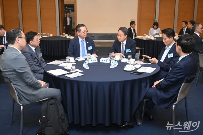 '전환금융' 관련 대화 나누는 진옥동 회장·박일준 상근부회장
