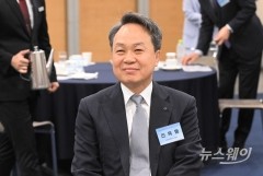 진옥동 회장 "담보 위주 영업 반성···금산분리 완화로 금융 대전환 필요"