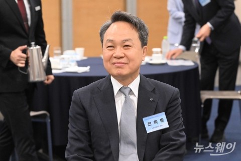 진옥동 회장 &quot;담보 위주 영업 반성···금산분리 완화로 금융 대전환 필요&quot;