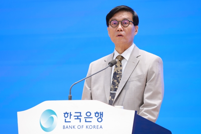 이창용 "완화적 통화정책 유지···경기부양 과도한 의존은 경계"