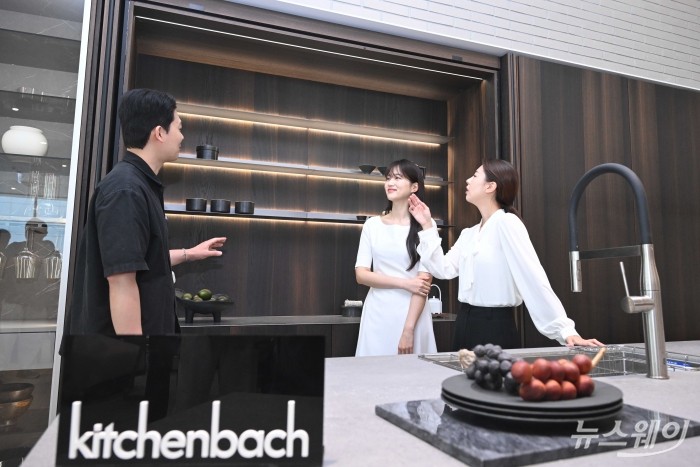 종합 홈 인테리어 전문기업 한샘이 12일 오전 서울 강남구 논현가구거리에서 열린 '한샘 플래그십 논현' 재개관에서 자사의 정체성을 재정비한 '키친바흐' 신제품을 공개하고 있다. 사진=강민석 기자 kms@newsway.co.kr
