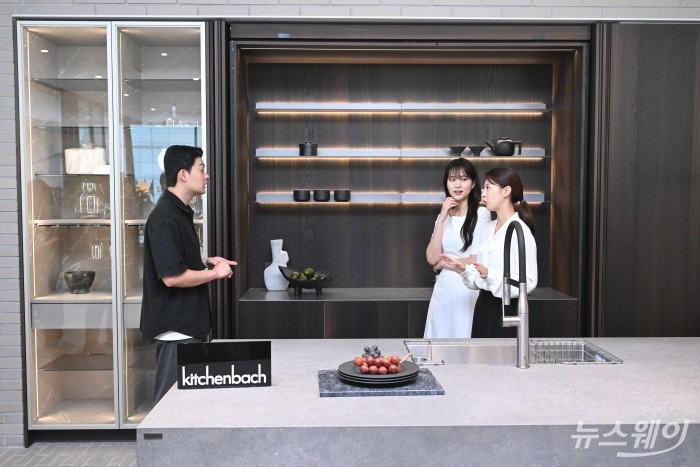 종합 홈 인테리어 전문기업 한샘이 12일 오전 서울 강남구 논현가구거리에서 열린 '한샘 플래그십 논현' 재개관에서 자사의 정체성을 재정비한 '키친바흐' 신제품을 공개하고 있다. 사진=강민석 기자 kms@newsway.co.kr