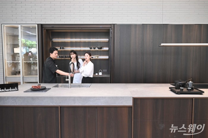 종합 홈 인테리어 전문기업 한샘이 12일 오전 서울 강남구 논현가구거리에서 열린 '한샘 플래그십 논현' 재개관에서 자사의 정체성을 재정비한 '키친바흐' 신제품을 공개하고 있다. 사진=강민석 기자 kms@newsway.co.kr