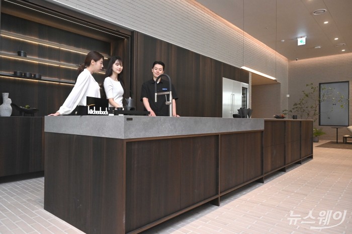 종합 홈 인테리어 전문기업 한샘이 12일 오전 서울 강남구 논현가구거리에서 열린 '한샘 플래그십 논현' 재개관에서 자사의 정체성을 재정비한 '키친바흐' 신제품을 공개하고 있다. 사진=강민석 기자 kms@newsway.co.kr