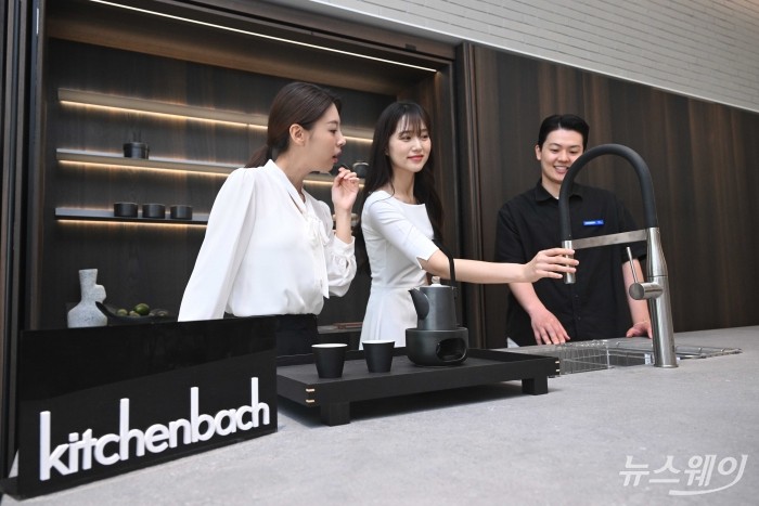종합 홈 인테리어 전문기업 한샘이 12일 오전 서울 강남구 논현가구거리에서 열린 '한샘 플래그십 논현' 재개관에서 자사의 정체성을 재정비한 '키친바흐' 신제품을 공개하고 있다. 사진=강민석 기자 kms@newsway.co.kr