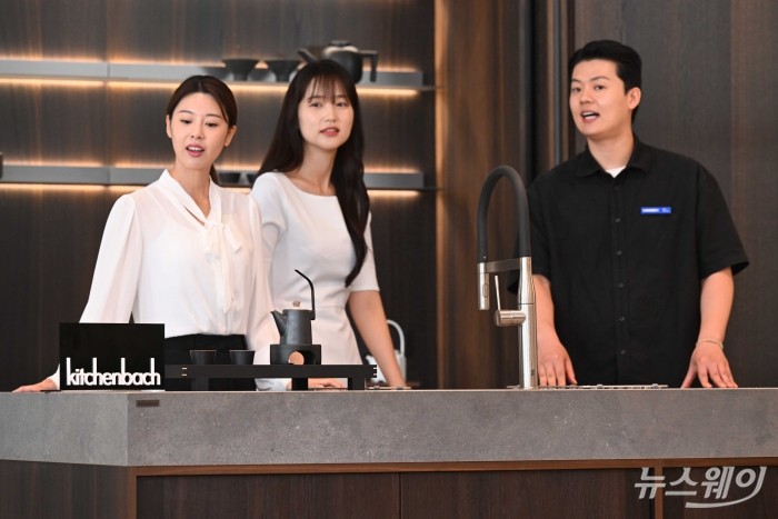 종합 홈 인테리어 전문기업 한샘이 12일 오전 서울 강남구 논현가구거리에서 열린 '한샘 플래그십 논현' 재개관에서 자사의 정체성을 재정비한 '키친바흐' 신제품을 공개하고 있다. 사진=강민석 기자 kms@newsway.co.kr