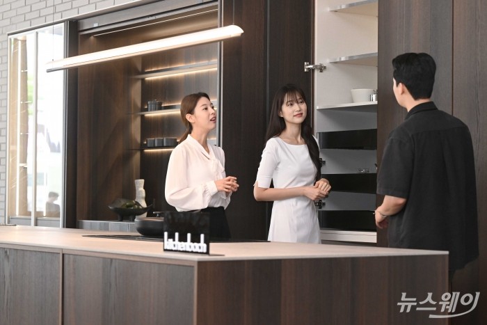 종합 홈 인테리어 전문기업 한샘이 12일 오전 서울 강남구 논현가구거리에서 열린 '한샘 플래그십 논현' 재개관에서 자사의 정체성을 재정비한 '키친바흐' 신제품을 공개하고 있다. 사진=강민석 기자 kms@newsway.co.kr