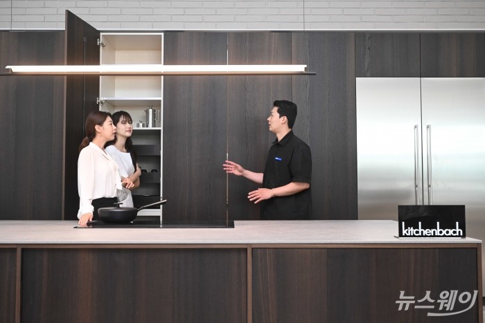 종합 홈 인테리어 전문기업 한샘이 12일 오전 서울 강남구 논현가구거리에서 열린 '한샘 플래그십 논현' 재개관에서 자사의 정체성을 재정비한 '키친바흐' 신제품을 공개하고 있다. 사진=강민석 기자 kms@newsway.co.kr