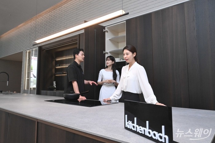 종합 홈 인테리어 전문기업 한샘이 12일 오전 서울 강남구 논현가구거리에서 열린 '한샘 플래그십 논현' 재개관에서 자사의 정체성을 재정비한 '키친바흐' 신제품을 공개하고 있다. 사진=강민석 기자 kms@newsway.co.kr