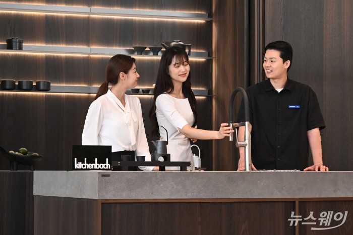 종합 홈 인테리어 전문기업 한샘이 12일 오전 서울 강남구 논현가구거리에서 열린 '한샘 플래그십 논현' 재개관에서 자사의 정체성을 재정비한 '키친바흐' 신제품을 공개하고 있다. 사진=강민석 기자 kms@newsway.co.kr