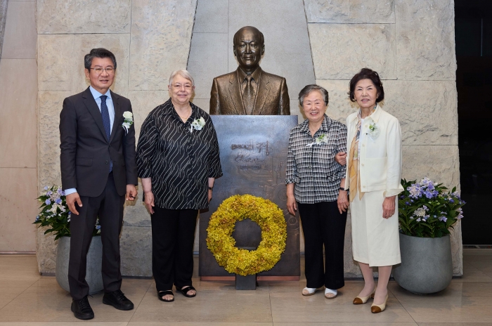 포니정재단은 서울 강남구 삼성동 아이파크타워에 있는 포니정홀에서 '제19회 포니정 혁신상' 시상식을 개최하고 올해 수상자로 전진상의원·복지관을 선정했다. (왼쪽부터) 정몽규 포니정재단 이사장, 전진상의원·복지관 배현정 원장, 유송자 사회복지관장, 故 정세영 HDC그룹(前 현대산업개발) 명예회장의 부인 박영자 여사