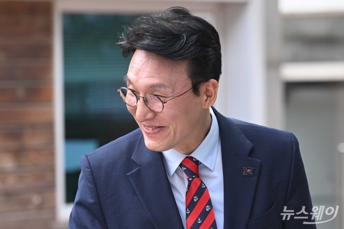 김민석 국무총리 후보자가 13일 오전 서울 종로구 금융감독원 연수원에 마련된 인사청문회 준비 사무실로 출근하고 있다. 사진=강민석 기자 kms@newsway.co.kr