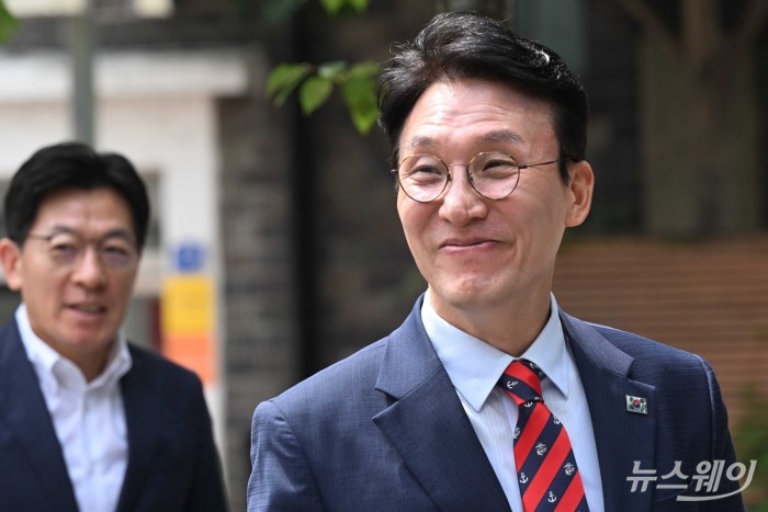 김민석 국무총리 후보자가 13일 오전 서울 종로구 금융감독원 연수원에 마련된 인사청문회 준비 사무실로 출근하고 있다. 사진=강민석 기자 kms@newsway.co.kr