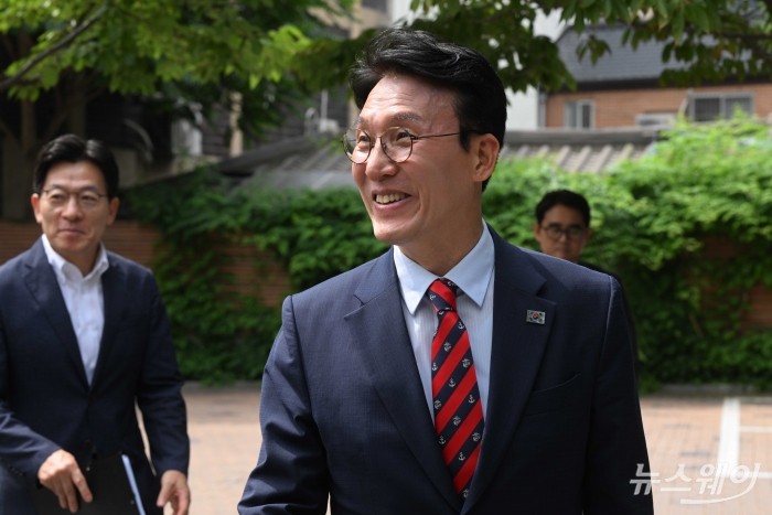 김민석 국무총리 후보자가 13일 오전 서울 종로구 금융감독원 연수원에 마련된 인사청문회 준비 사무실로 출근하고 있다. 사진=강민석 기자 kms@newsway.co.kr