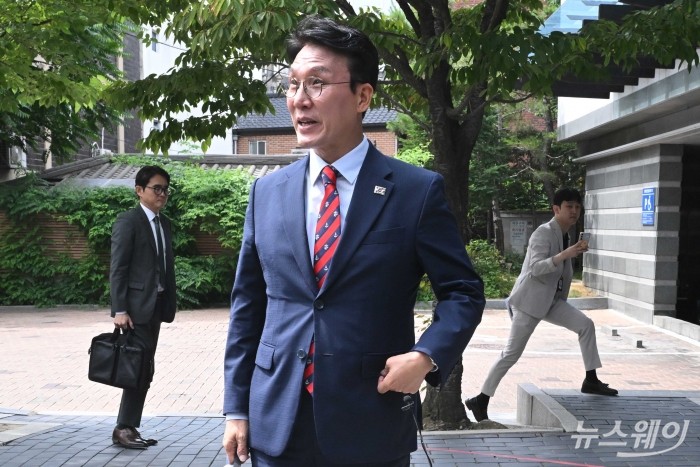 김민석 국무총리 후보자가 13일 오전 서울 종로구 금융감독원 연수원에 마련된 인사청문회 준비 사무실로 출근하던 중 취재진의 질의에 답변을 하고 있다. 사진=강민석 기자 kms@newsway.co.kr