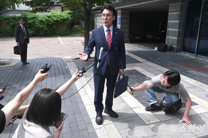 김민석 국무총리 후보자가 13일 오전 서울 종로구 금융감독원 연수원에 마련된 인사청문회 준비 사무실로 출근하던 중 취재진의 질의에 답변을 하고 있다. 사진=강민석 기자 kms@newsway.co.kr