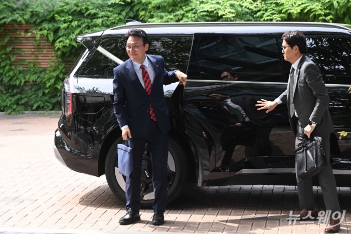 김민석 국무총리 후보자가 13일 오전 서울 종로구 금융감독원 연수원에 마련된 인사청문회 준비 사무실로 출근하기 위해 차량에서 하차하고 있다. 사진=강민석 기자 kms@newsway.co.kr