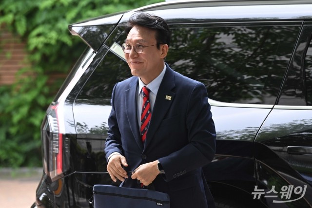 차량에서 하차하는 김민석 총리 후보자