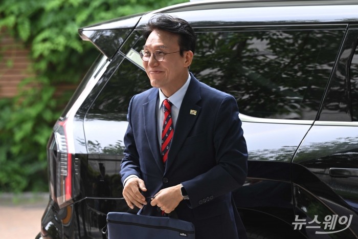 김민석 국무총리 후보자가 13일 오전 서울 종로구 금융감독원 연수원에 마련된 인사청문회 준비 사무실로 출근하고 있다. 사진=강민석 기자 kms@newsway.co.kr
