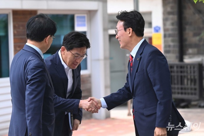 (오른쪽 첫 번째)김민석 국무총리 후보자가 13일 오전 서울 종로구 금융감독원 연수원에 마련된 인사청문회 준비 사무실로 출근하던 중 직원과 악수를 하고 있다. 사진=강민석 기자 kms@newsway.co.kr