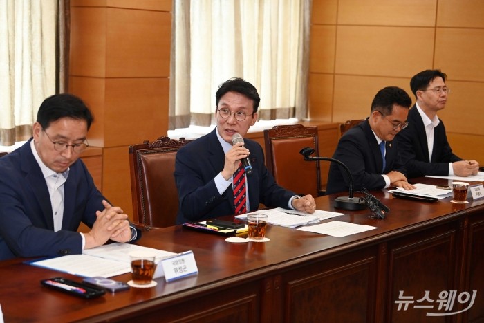 김민석 국무총리 후보자가 13일 오전 서울 종로구 금융감독연수원에 마련된 인사청문회 준비사무실에서 열린 '밥상물가 안정을 위한 경청 간담회'를 주재하며 발언을 하고 있다. 사진=강민석 기자 kms@newsway.co.kr