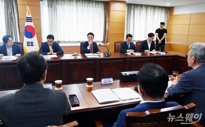김민석 국무총리 후보자가 13일 오전 서울 종로구 금융감독연수원에 마련된 인사청문회 준비사무실에서 열린 '밥상물가 안정을 위한 경청 간담회'를 주재하며 발언을 하고 있다. 사진=강민석 기자 kms@newsway.co.kr