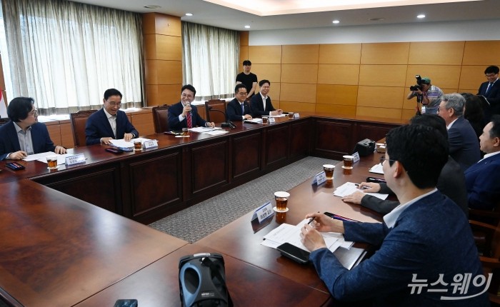 김민석 국무총리 후보자가 13일 오전 서울 종로구 금융감독연수원에 마련된 인사청문회 준비사무실에서 열린 '밥상물가 안정을 위한 경청 간담회'를 주재하며 발언을 하고 있다. 사진=강민석 기자 kms@newsway.co.kr