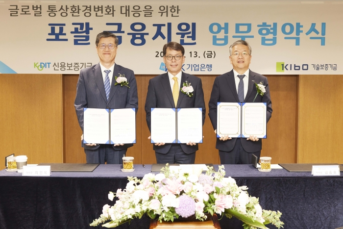 서울 중구 기업은행 본점에서 열린 업무협약식에서 김성태 IBK기업은행장(가운데), 최원목 신용보증기금 이사장(왼쪽), 김종호 기술보증기금 이사장(오른쪽)이 기념촬영을 하고 있다. 사진=기업은행 제공