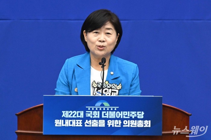 서영교 더불어민주당 원내대표 후보가 13일 오후 서울 여의도 국회 본관 제4회의장에서 열린 제2기 원내대표 선출을 위한 의원총회에서 정견 발표를 하고 있다. 사진=강민석 기자 kms@newsway.co.kr
