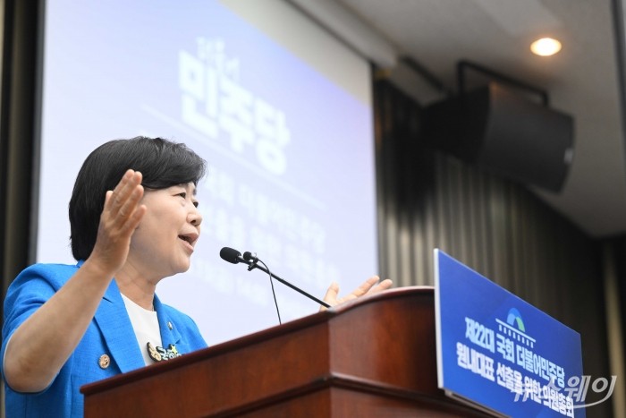 서영교 더불어민주당 원내대표 후보가 13일 오후 서울 여의도 국회 본관 제4회의장에서 열린 제2기 원내대표 선출을 위한 의원총회에서 정견 발표를 하고 있다. 사진=강민석 기자 kms@newsway.co.kr