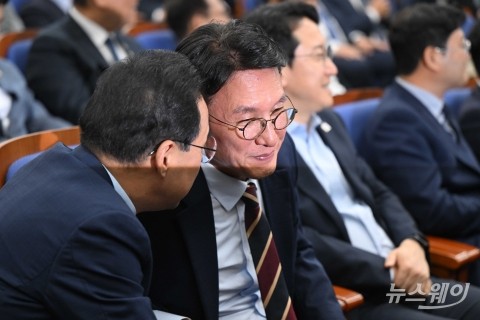 민주당 원내대표 선출 의총에서 대화 나누는 김민석 총리 후보와 박홍근·천준호 의원