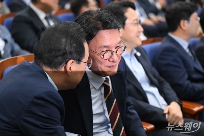 민주당 원내대표 선출 의총에서 대화 나누는 김민석 총리 후보와 박홍근·천준호 의원