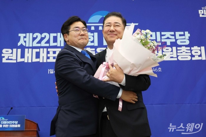 김병기 더불어민주당 신임 원내대표와 박찬대 전 원내대표가 13일 오후 서울 여의도 국회 본관 제4회의장에서 열린 제2기 원내대표 선출 의원총회에서 꽃다발을 들고 기념촬영을 하고 있다. 사진=강민석 기자 kms@newsway.co.kr