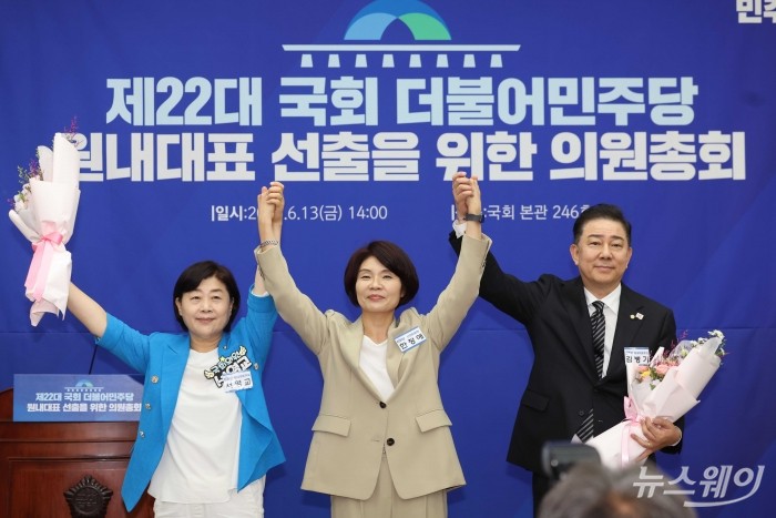(오른쪽부터)김병기 더불어민주당 신임 원내대표와 한정애 원내대표선거관리위원회 위원장, 서영교 원내대표 후보가 13일 오후 서울 여의도 국회 본관 제4회의장에서 열린 제2기 원내대표 선출 의원총회에서 꽃다발을 들고 기념촬영을 하고 있다. 사진=강민석 기자 kms@newsway.co.kr