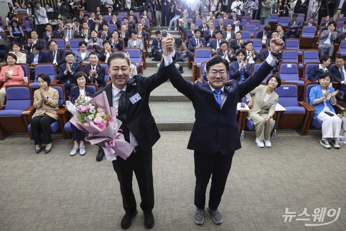 (왼쪽)김병기 더불어민주당 신임 원내대표와 박찬대 전 원내대표가 13일 오후 서울 여의도 국회 본관 제4회의장에서 열린 제2기 원내대표 선출 의원총회에서 꽃다발을 들고 기념촬영을 하고 있다. 사진=강민석 기자 kms@newsway.co.kr