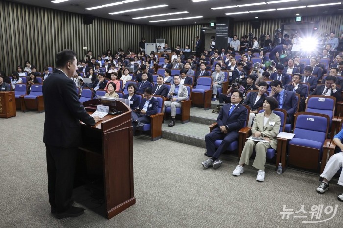 김병기 더불어민주당 신임 원내대표가 13일 오후 서울 여의도 국회 본관 제4회의장에서 열린 제2기 원내대표 선출 의원총회에서 수락연설을 하고 있다. 사진=강민석 기자 kms@newsway.co.kr