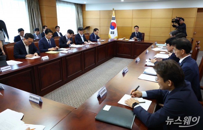 김민석 국무총리 후보자가 16일 오전 서울 종로구 금융감독원 연수원에 마련된 청문회 준비단 사무실에서 열린 '경제·민생분야 부처 업무보고'에서 모두발언을 하고 있다. 사진=강민석 기자 kms@newsway.co.kr