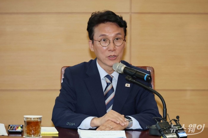 김민석 국무총리 후보자가 16일 오전 서울 종로구 금융감독원 연수원에 마련된 청문회 준비단 사무실에서 열린 '경제·민생분야 부처 업무보고'에서 모두발언을 하고 있다. 사진=강민석 기자 kms@newsway.co.kr