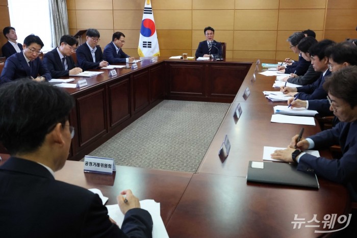 김민석 국무총리 후보자가 16일 오전 서울 종로구 금융감독원 연수원에 마련된 청문회 준비단 사무실에서 열린 '경제·민생분야 부처 업무보고'에서 모두발언을 하고 있다. 사진=강민석 기자 kms@newsway.co.kr