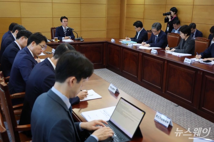 김민석 국무총리 후보자가 16일 오전 서울 종로구 금융감독원 연수원에 마련된 청문회 준비단 사무실에서 열린 '경제·민생분야 부처 업무보고'에서 모두발언을 하고 있다. 사진=강민석 기자 kms@newsway.co.kr