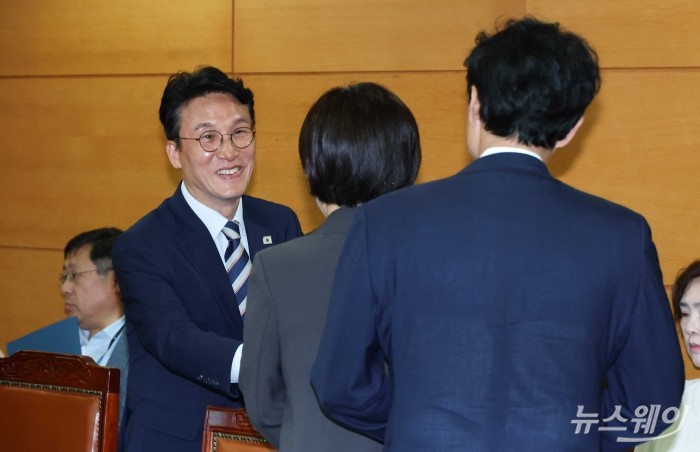 김민석 국무총리 후보자가 16일 오전 서울 종로구 금융감독원 연수원에 마련된 청문회 준비단 사무실에서 열린 '경제·민생분야 부처 업무보고'에서 참석자들과 인사를 하고 있다. 사진=강민석 기자 kms@newsway.co.kr